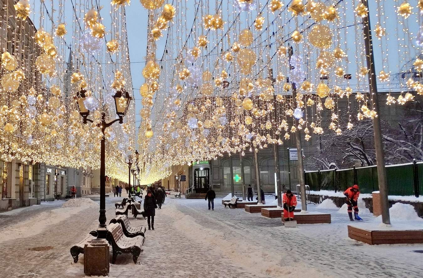 Праздничное утро в городе