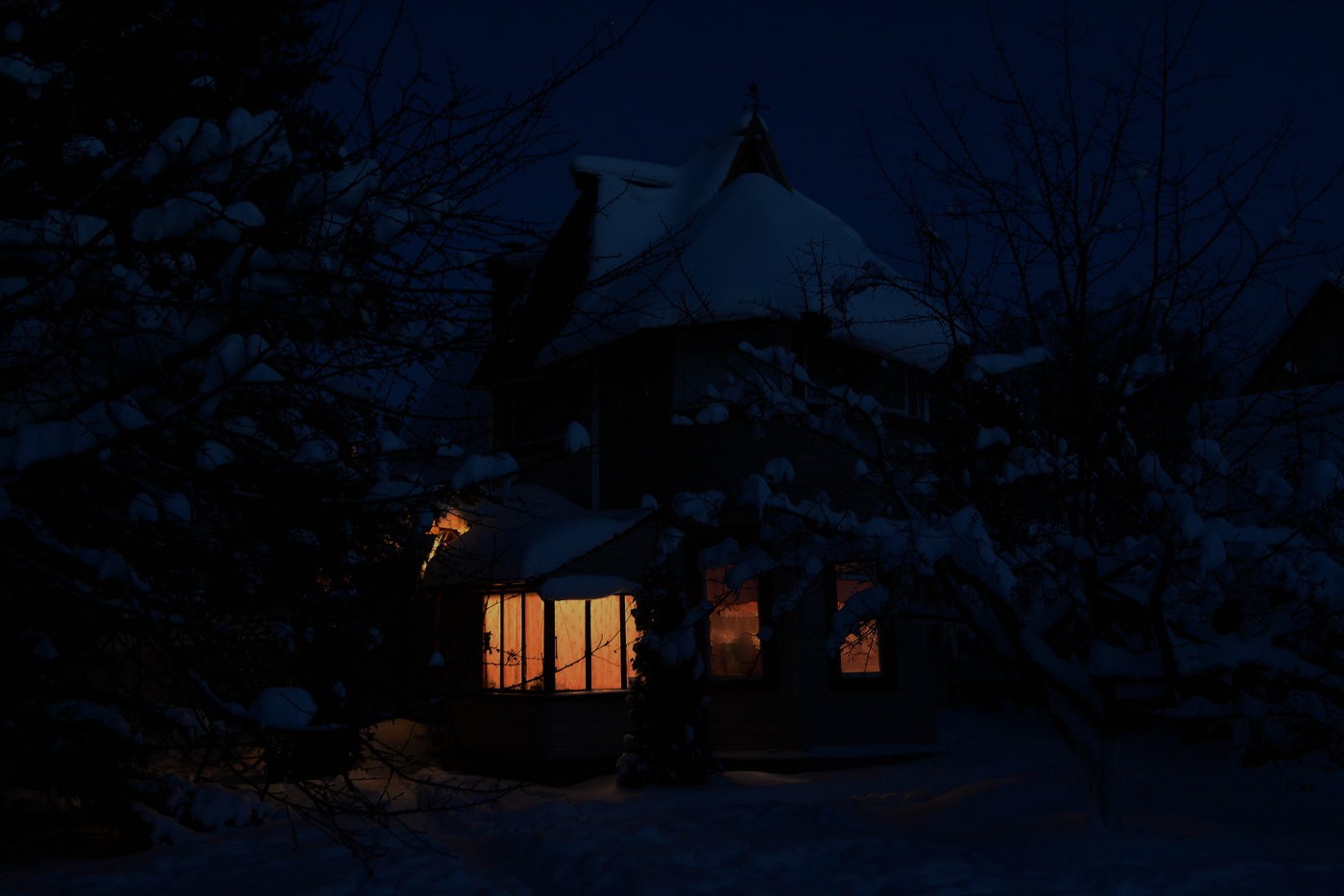 "Тишина вокруг шуршит минутами ..."