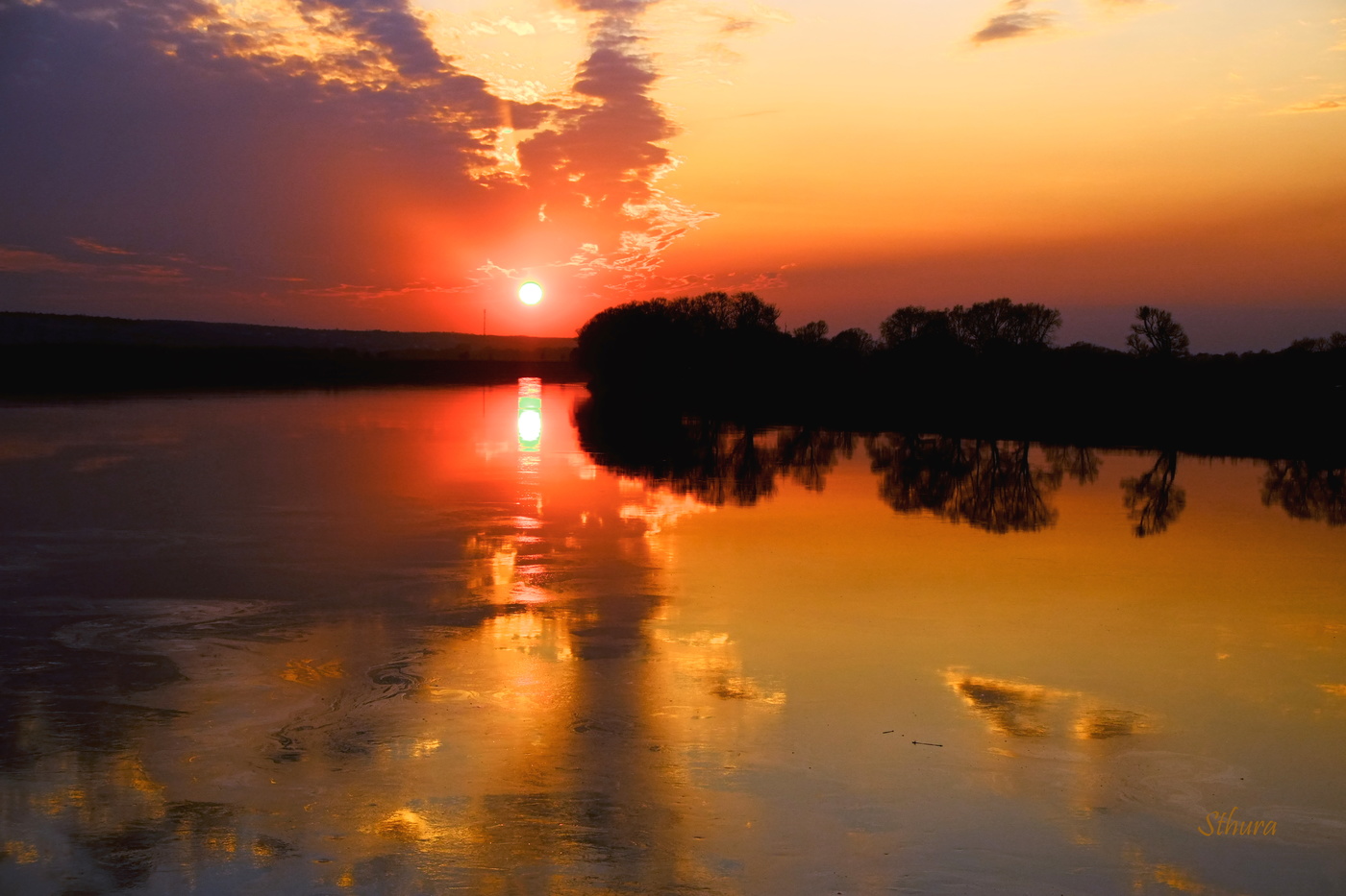 Закат плывёт по Оке.