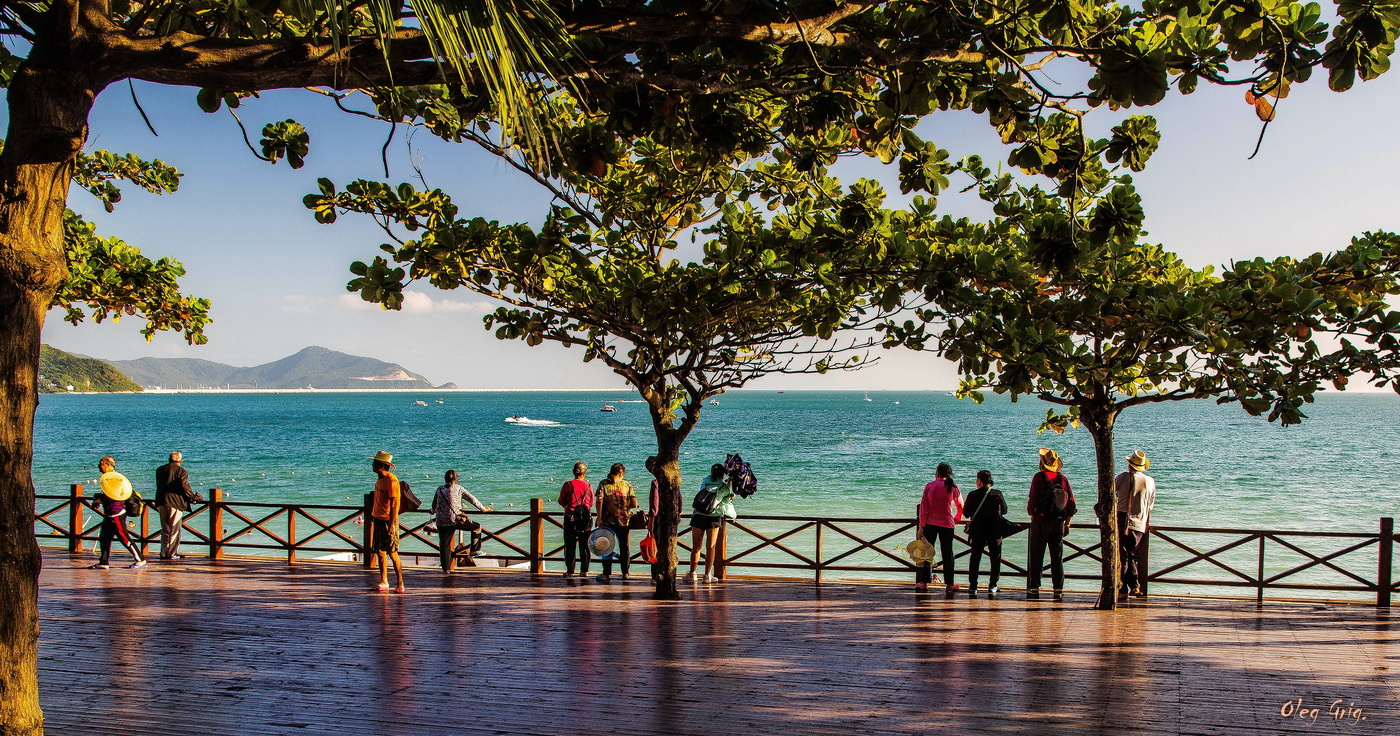 Бирюзы океан поглощает собой...
