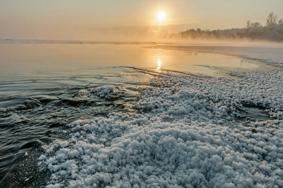 Бахромою снежной покрылся берег...