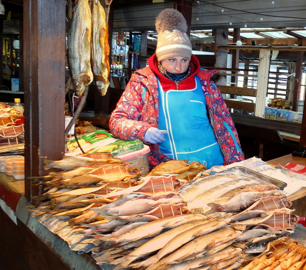 Продавщица байкальского омуля