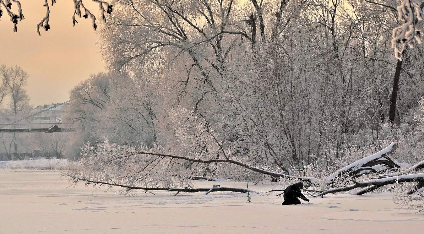 Рыбалка утренней зимней зарёй