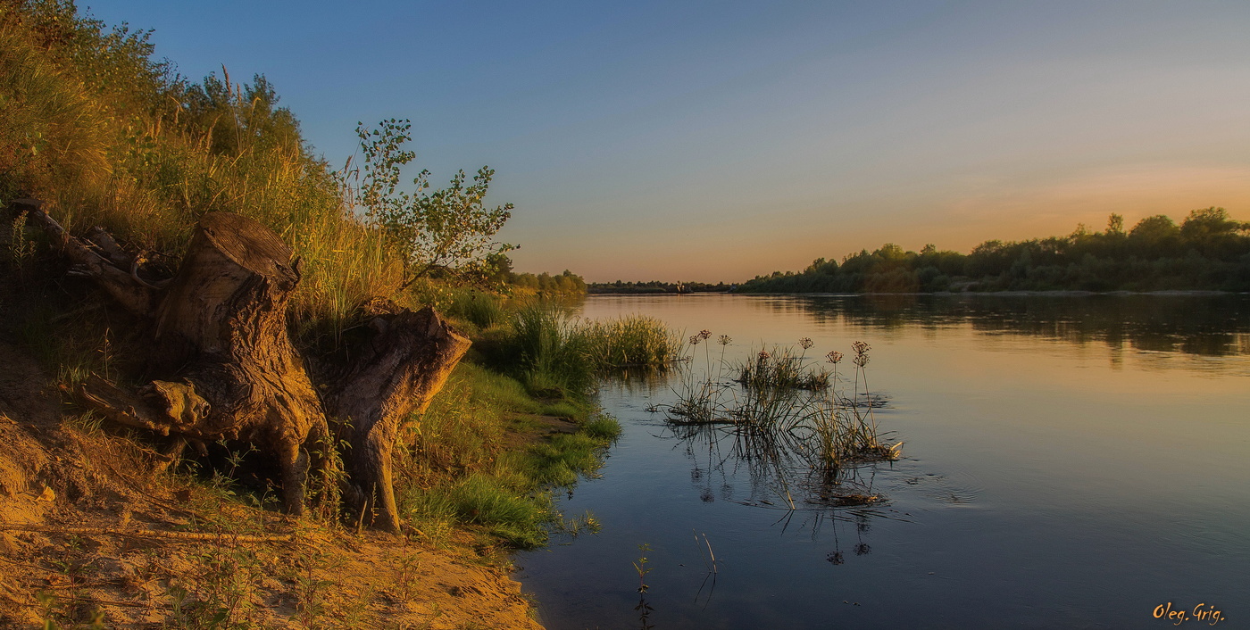 Утомленный закат засыпал над рекой....