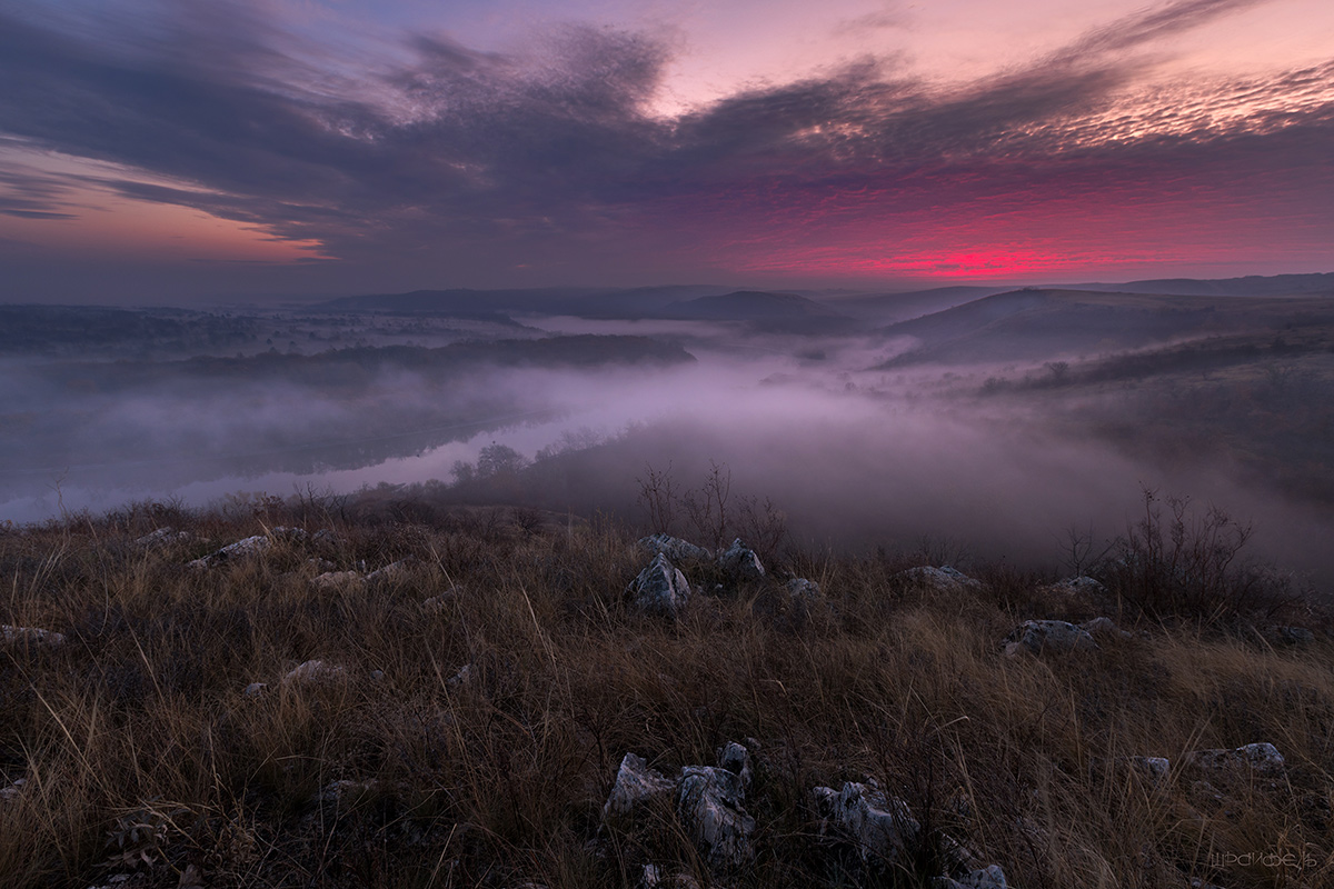 Игры света на рассвете над осеннею рекой
