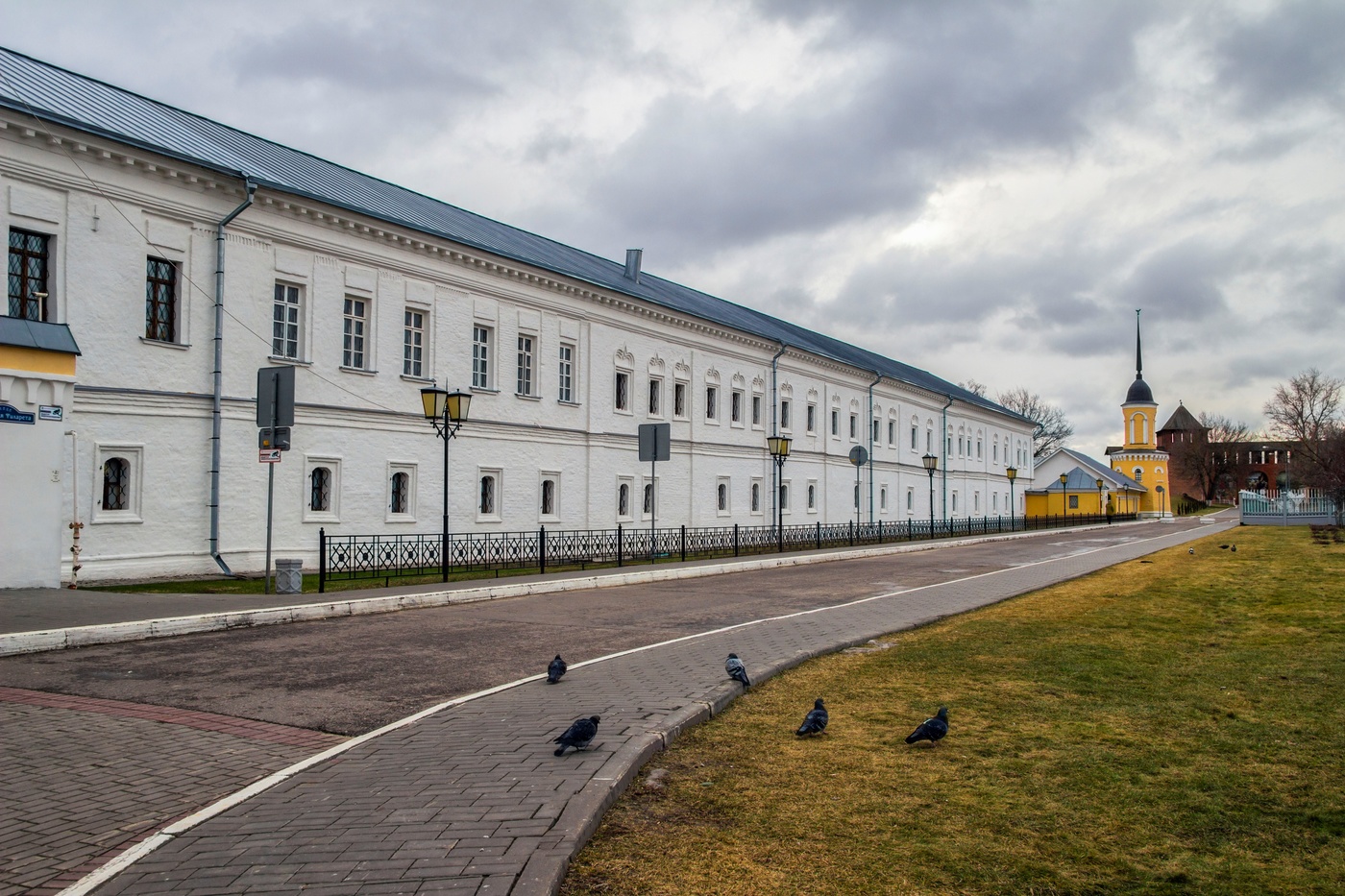 У монастыря. Коломенский кремль