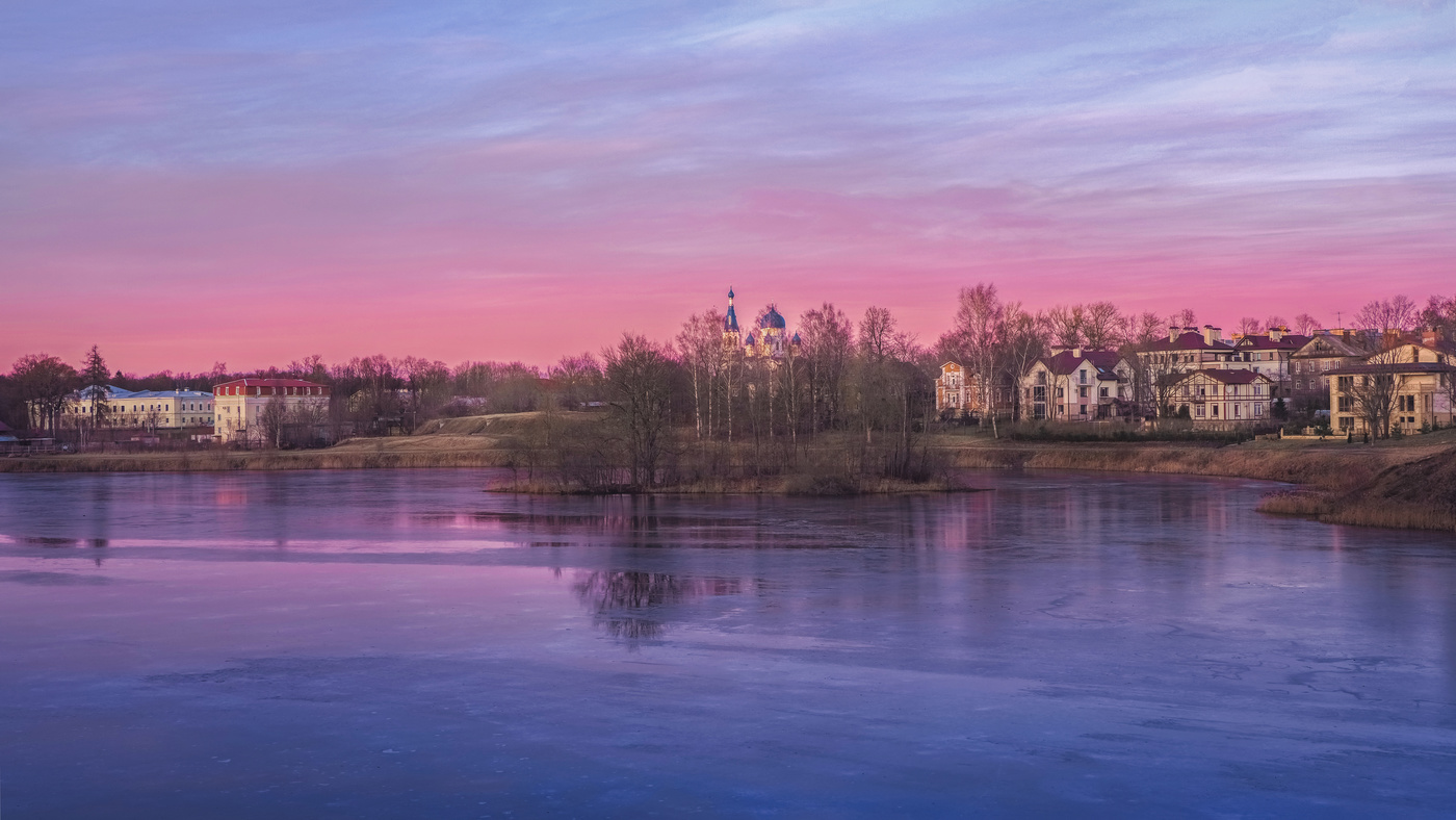 Purple sunset on a windy day in January. Gatchina.