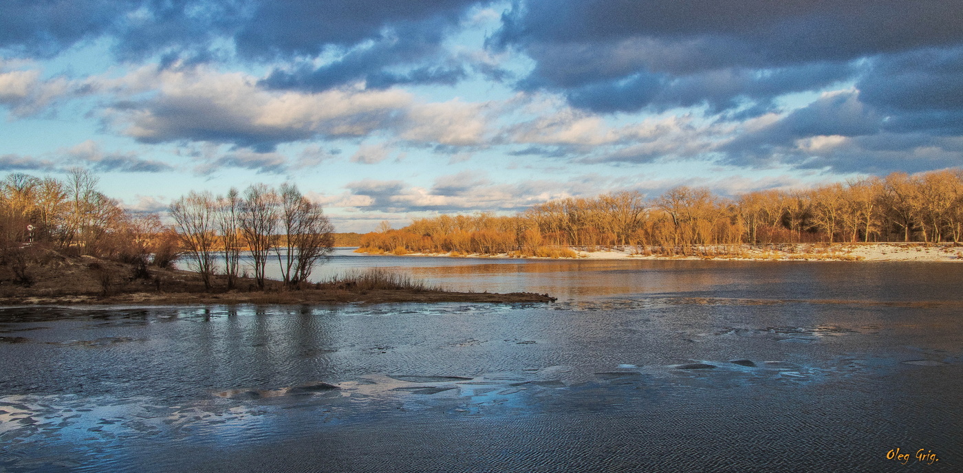 Последние льдины по синей реке...