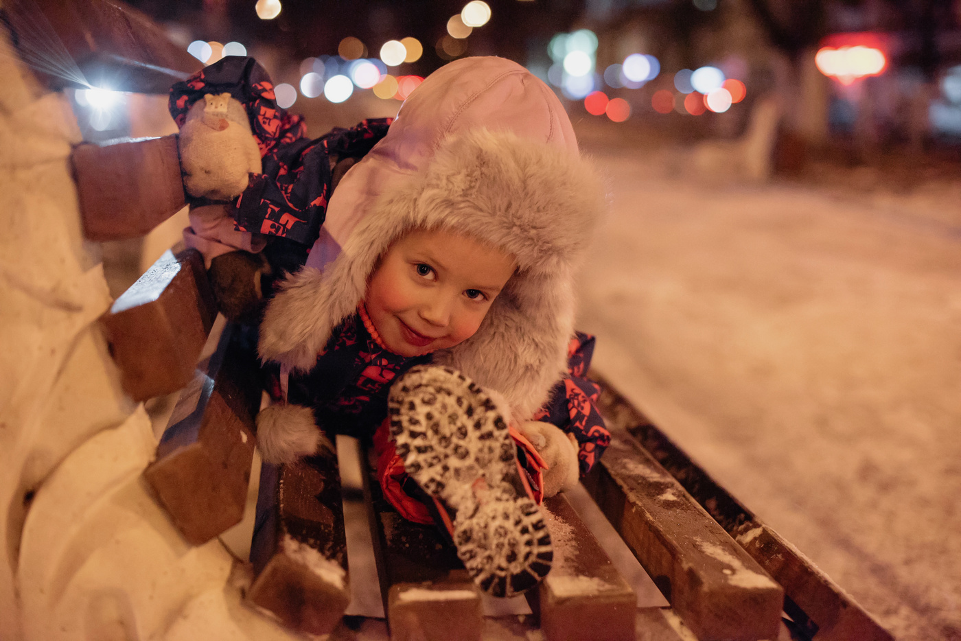 На скамейке