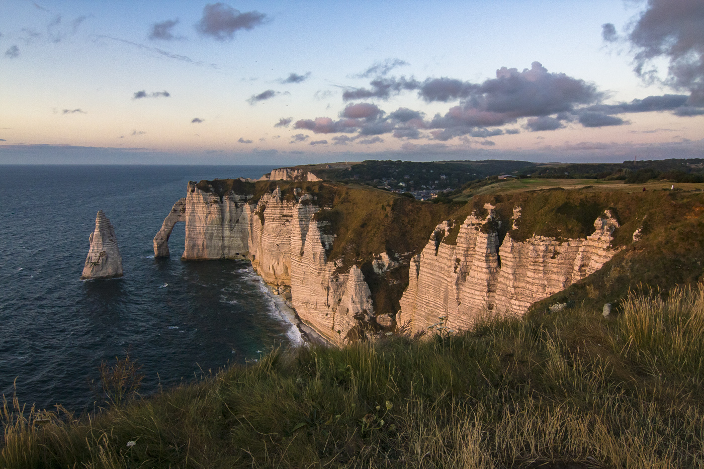 Берег розовых скал