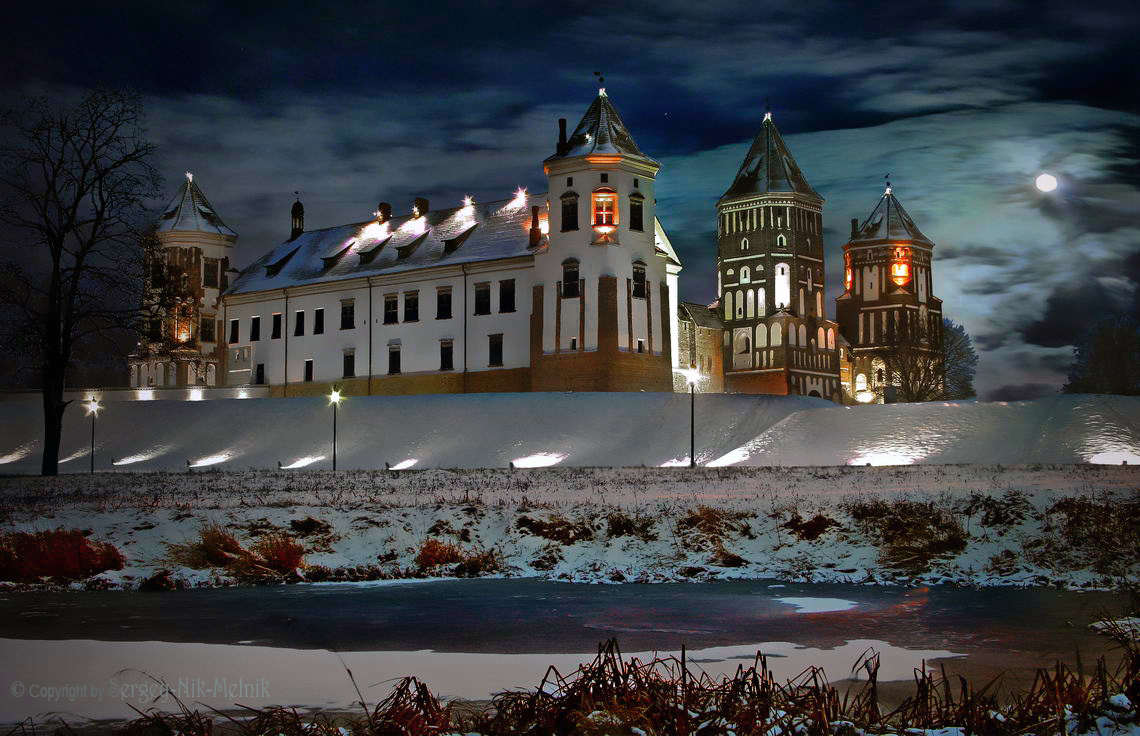 Лунное сияние над замком Радзивиллов в посёлке Мир