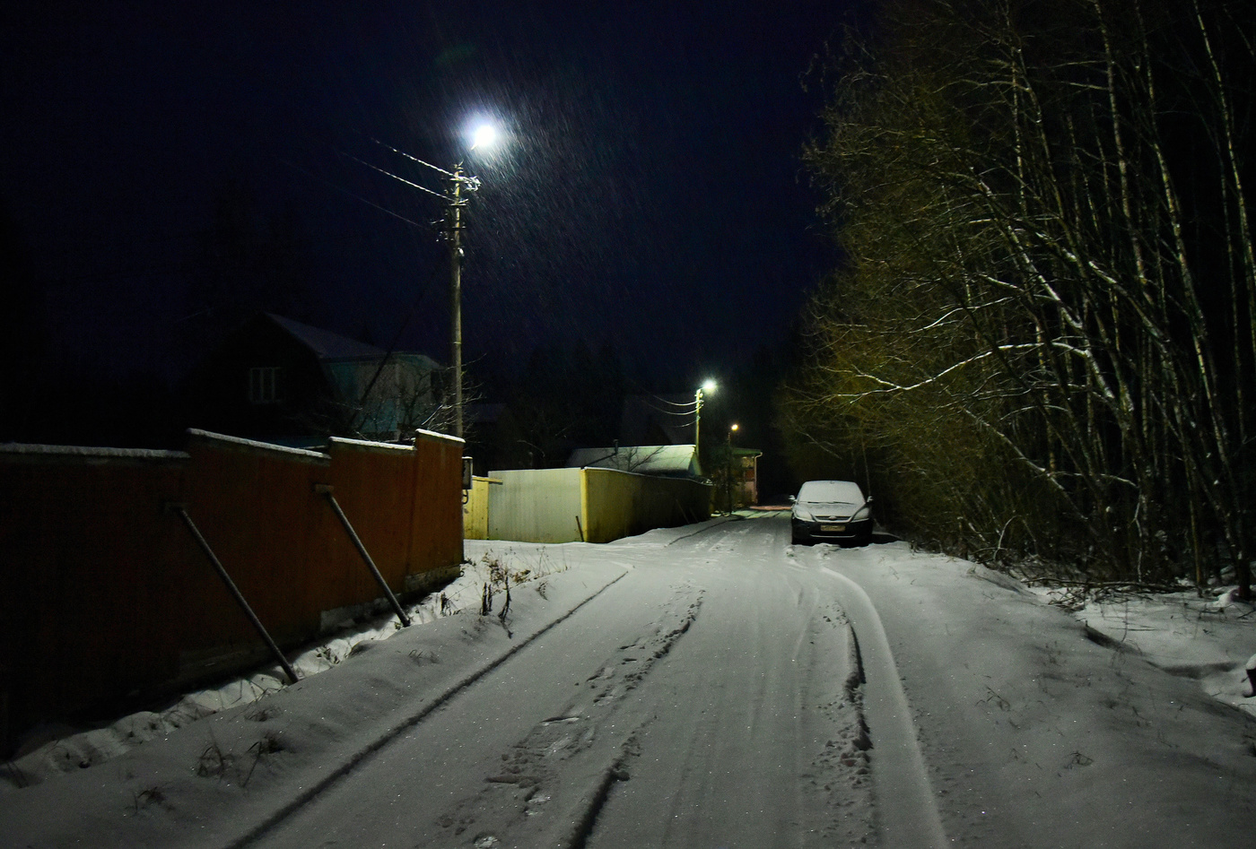 "Снова гость к моей соседке ..."