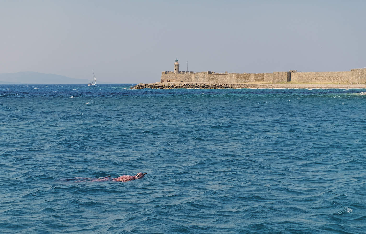 Подвох(подводный охотник),парусник и маяк