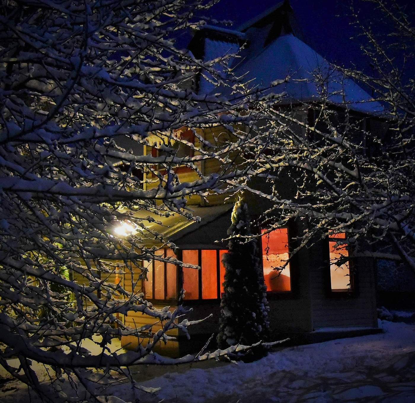 "Тихонько всхлипывает вечер ..."