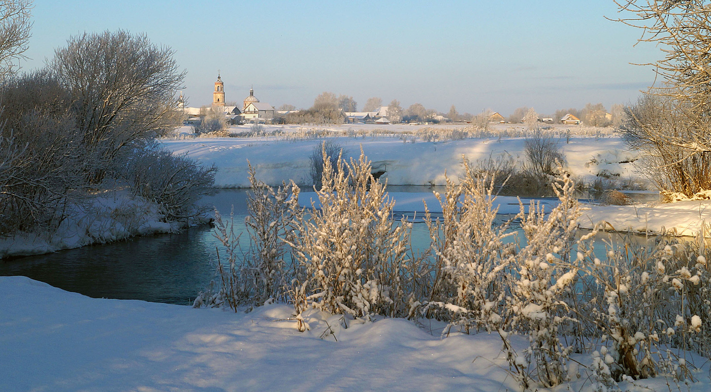 У речки за околицей