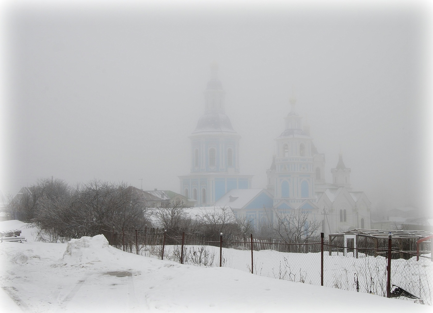 Окутал город наш сплошной туман