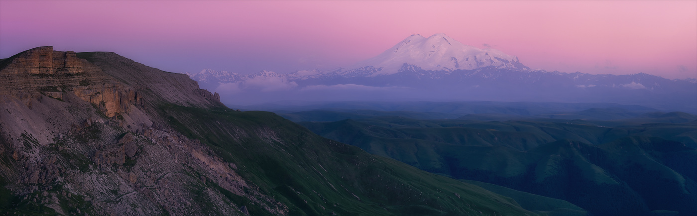 В нежных красках растворялся закат.