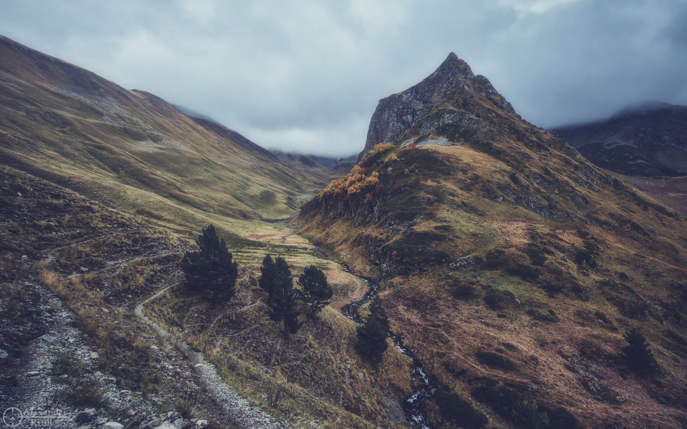 А рядом бродит непогода...