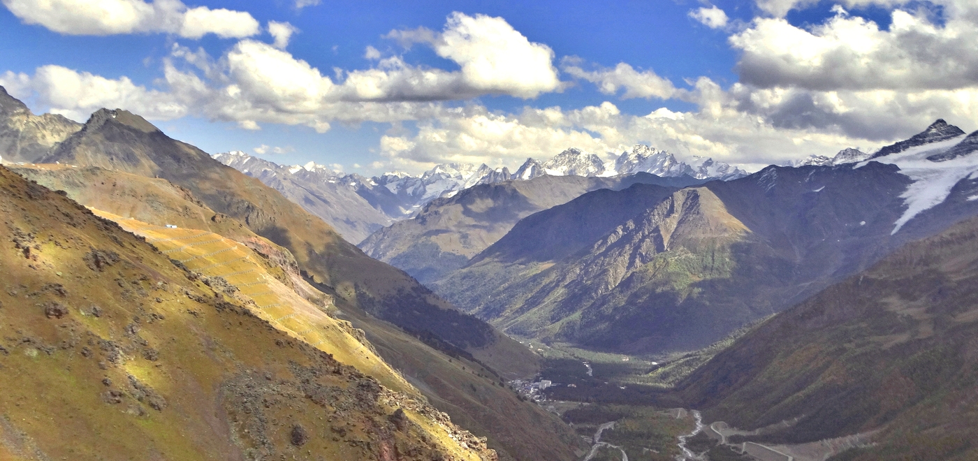 Гряда Кавказских гор и долина реки Баксан.