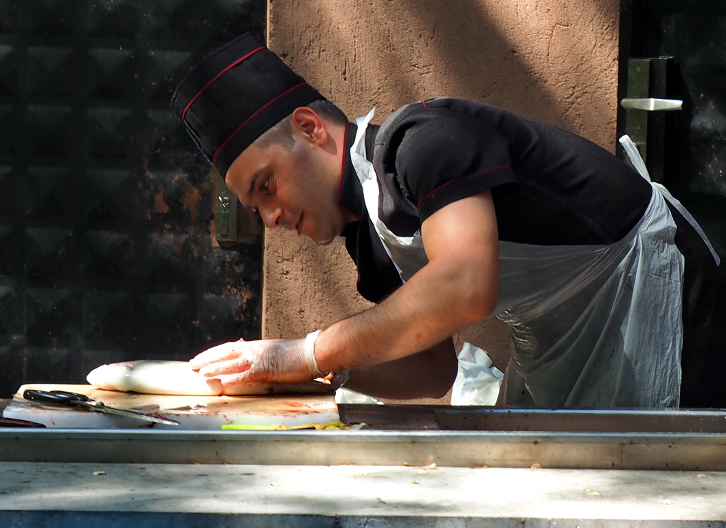 Разделка форели требует умения