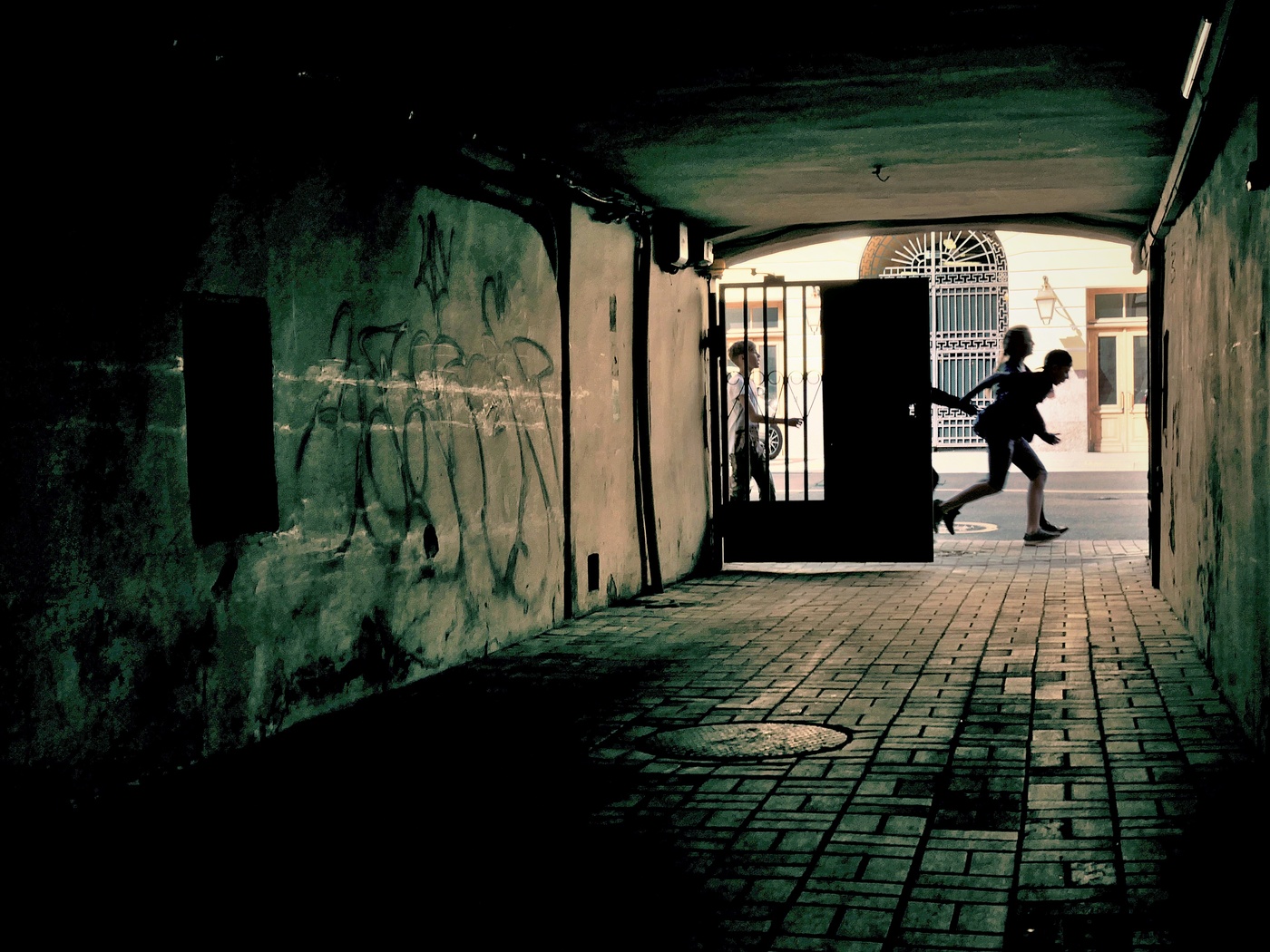 взгляд из арки на питерскую жизнь