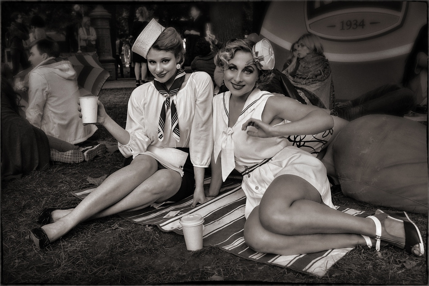 Девушки и кофе.