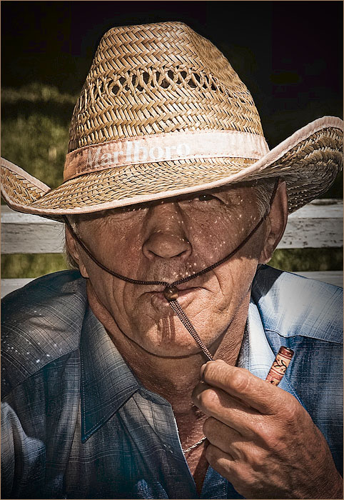 В свободное время Он делает дудочки...