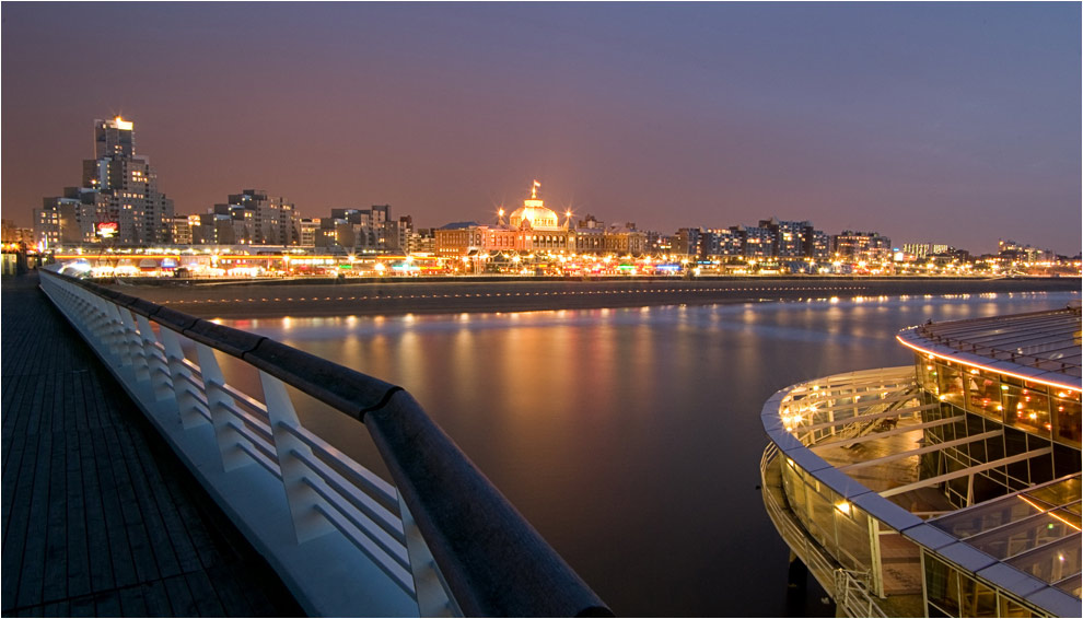 Огни вечернего курорта.  Scheveningen. Holland