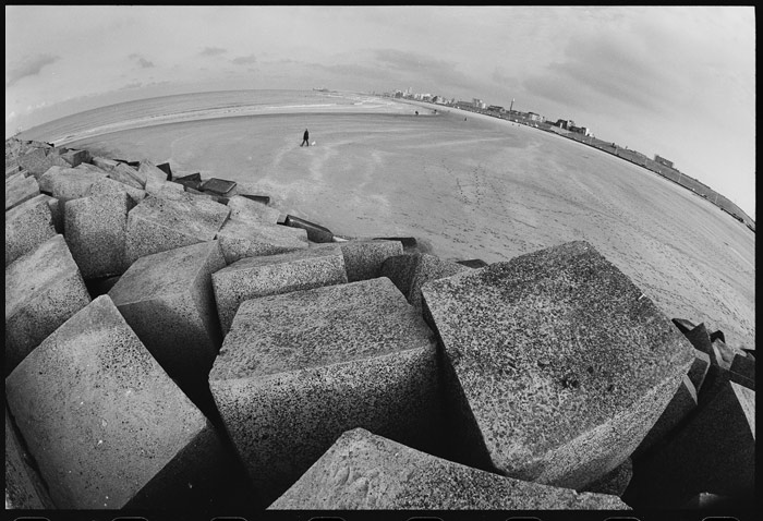 Человек с белой собачкой :)