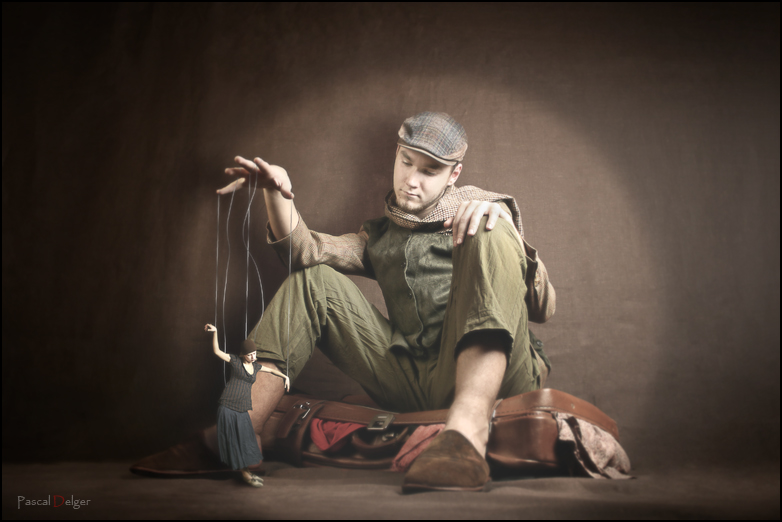 директор кукольного театра ..