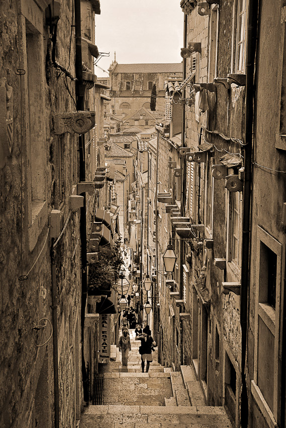 Вверх по улочке, бегущей вниз