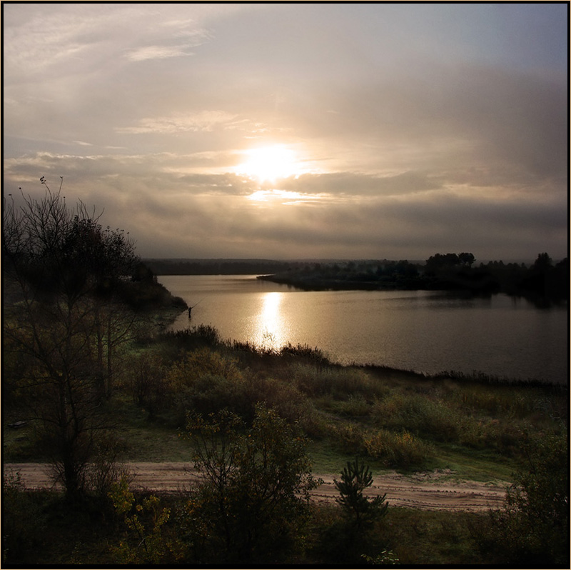 Одинокий рыбачoк на реке.....