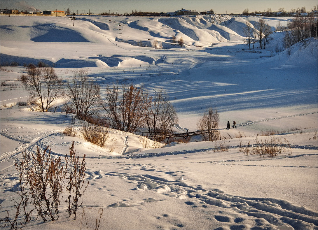 Тропки у заснеженной речки