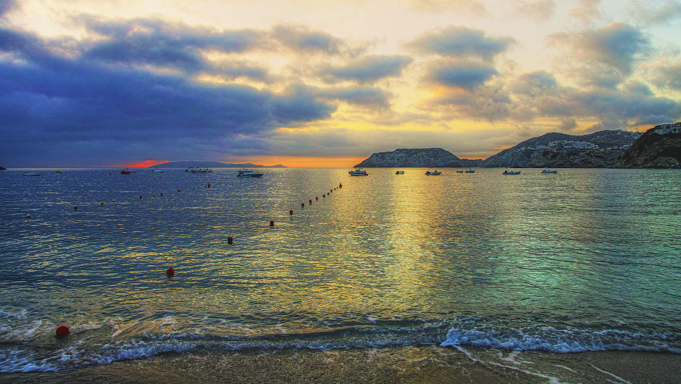 Яркое море,тревожное небо