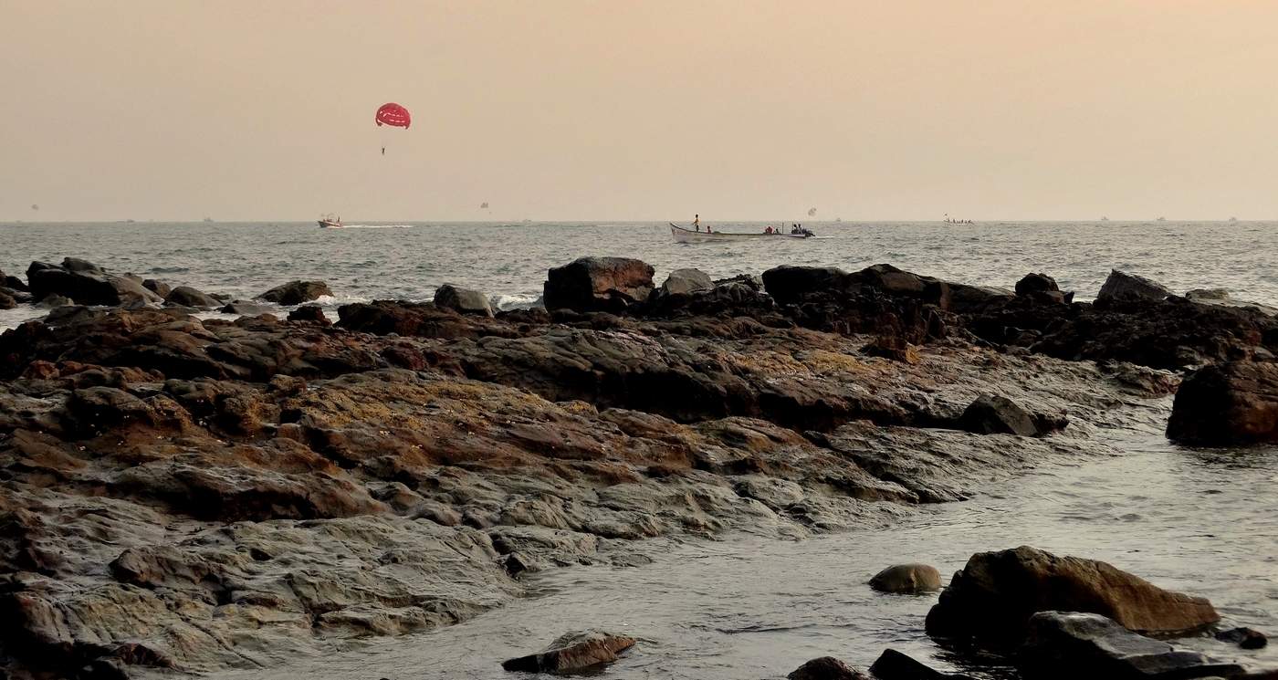 Застывшая магма в море