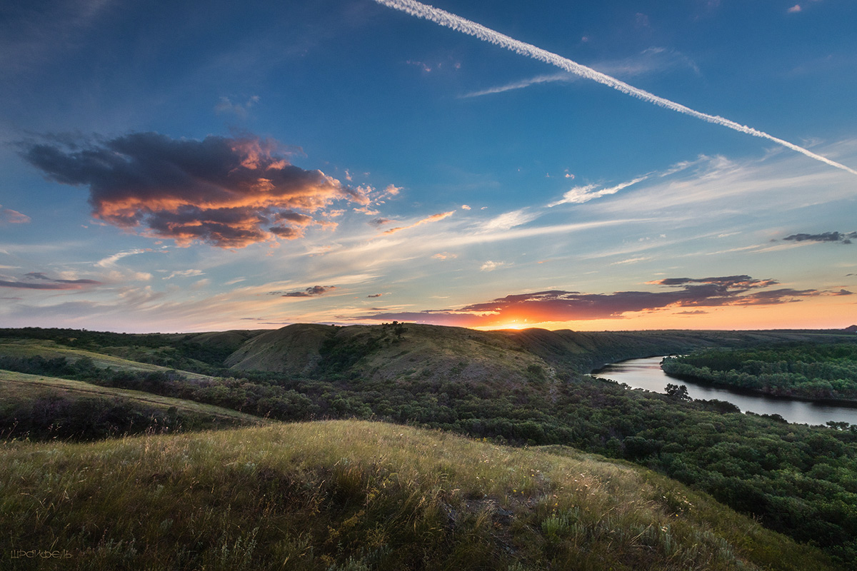 А где-то гудит самолет