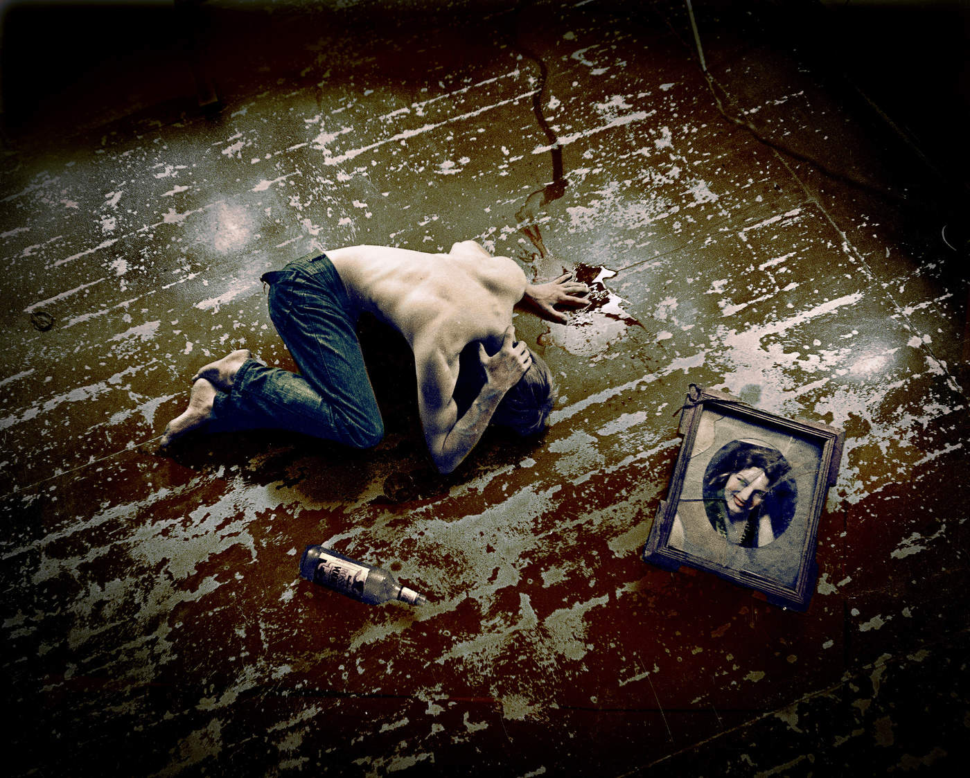 портрет на коричневом полу