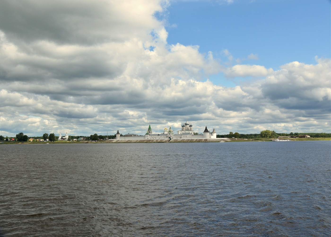 Здесь- русский, православный дух!