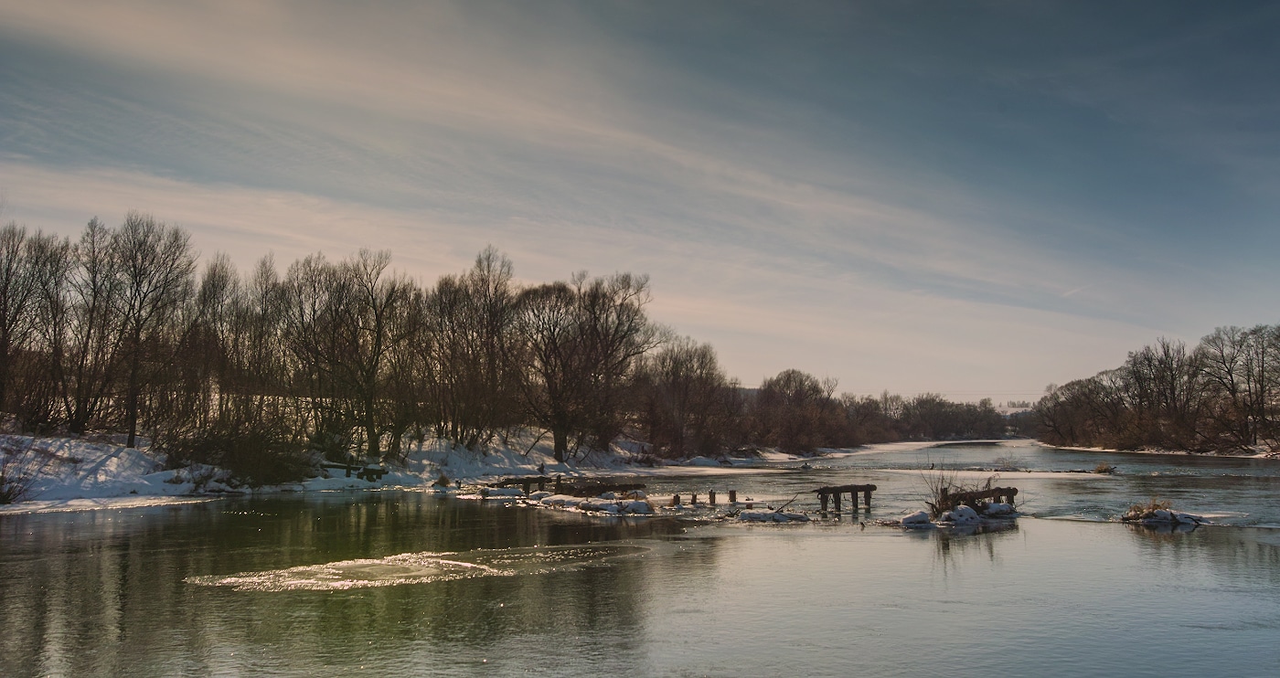 Весна у разрушенного моста