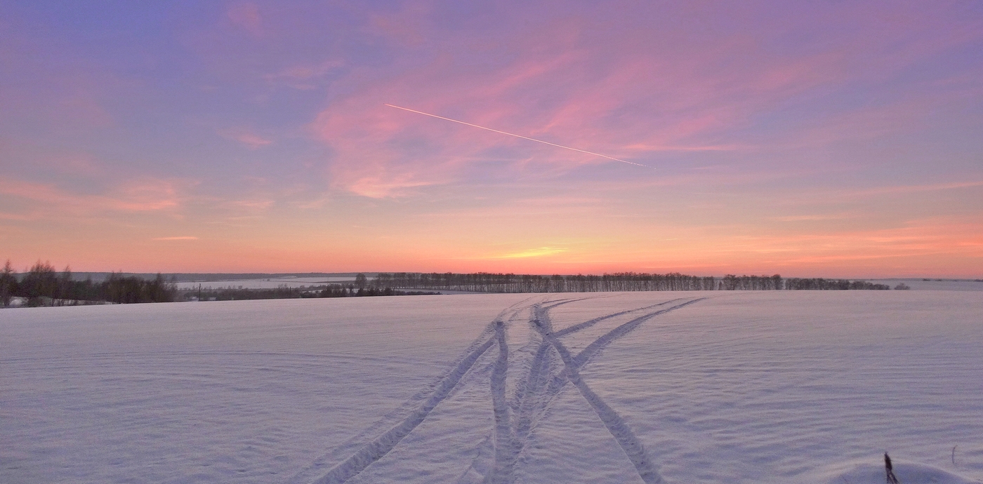После захода солнца заря догорает