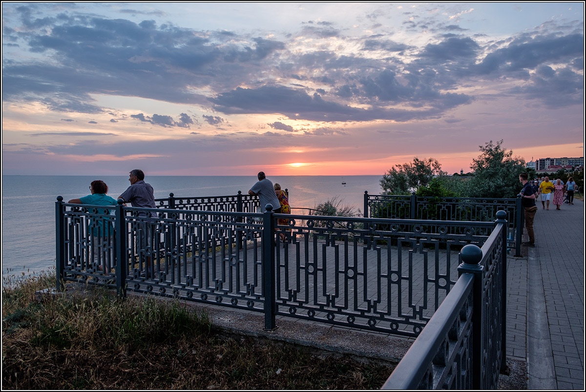 Любуясь закатом.