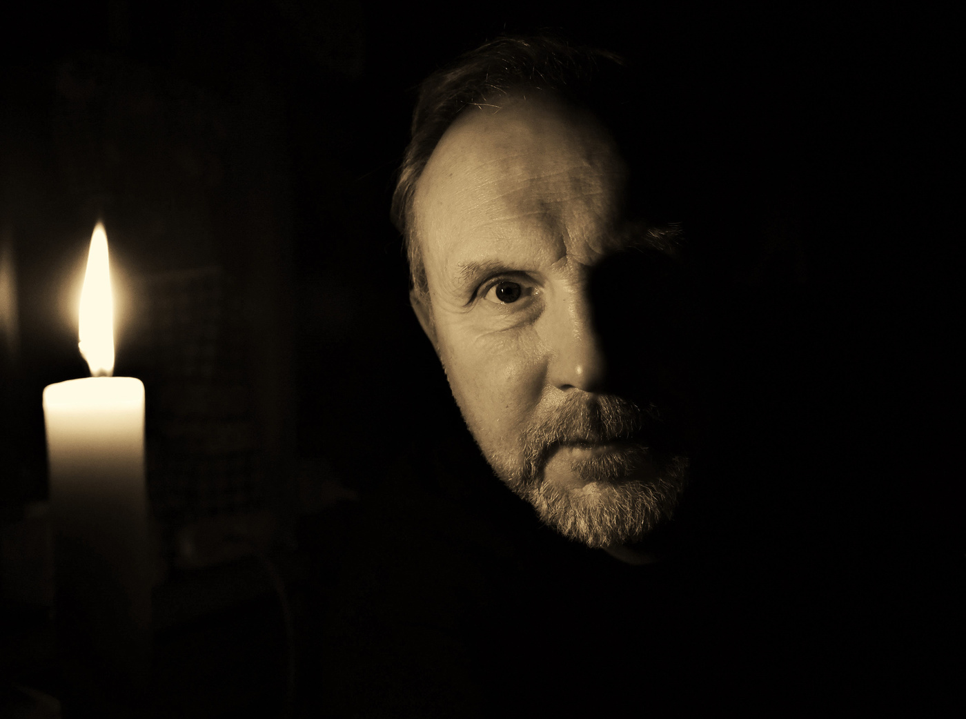 "Свеча горела на столе, свеча горела ..."