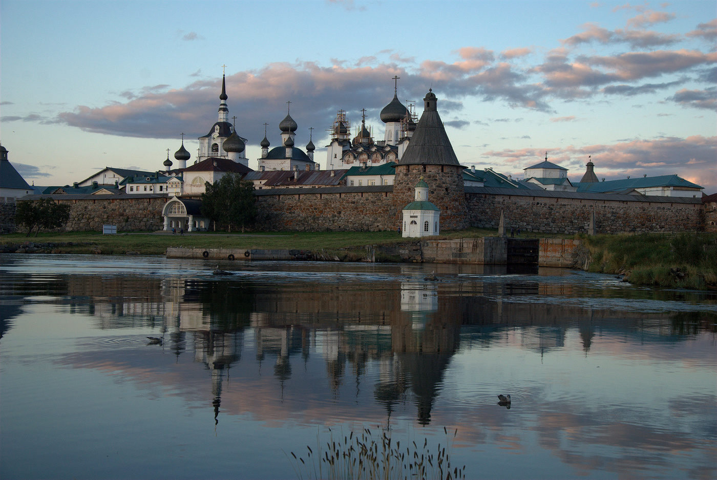 Вознёсся в камне монастырь...
