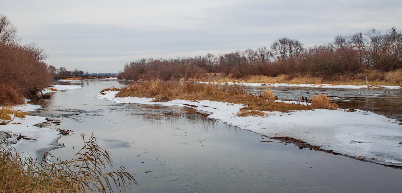 Кромсая лед ,меняя рек теченье...