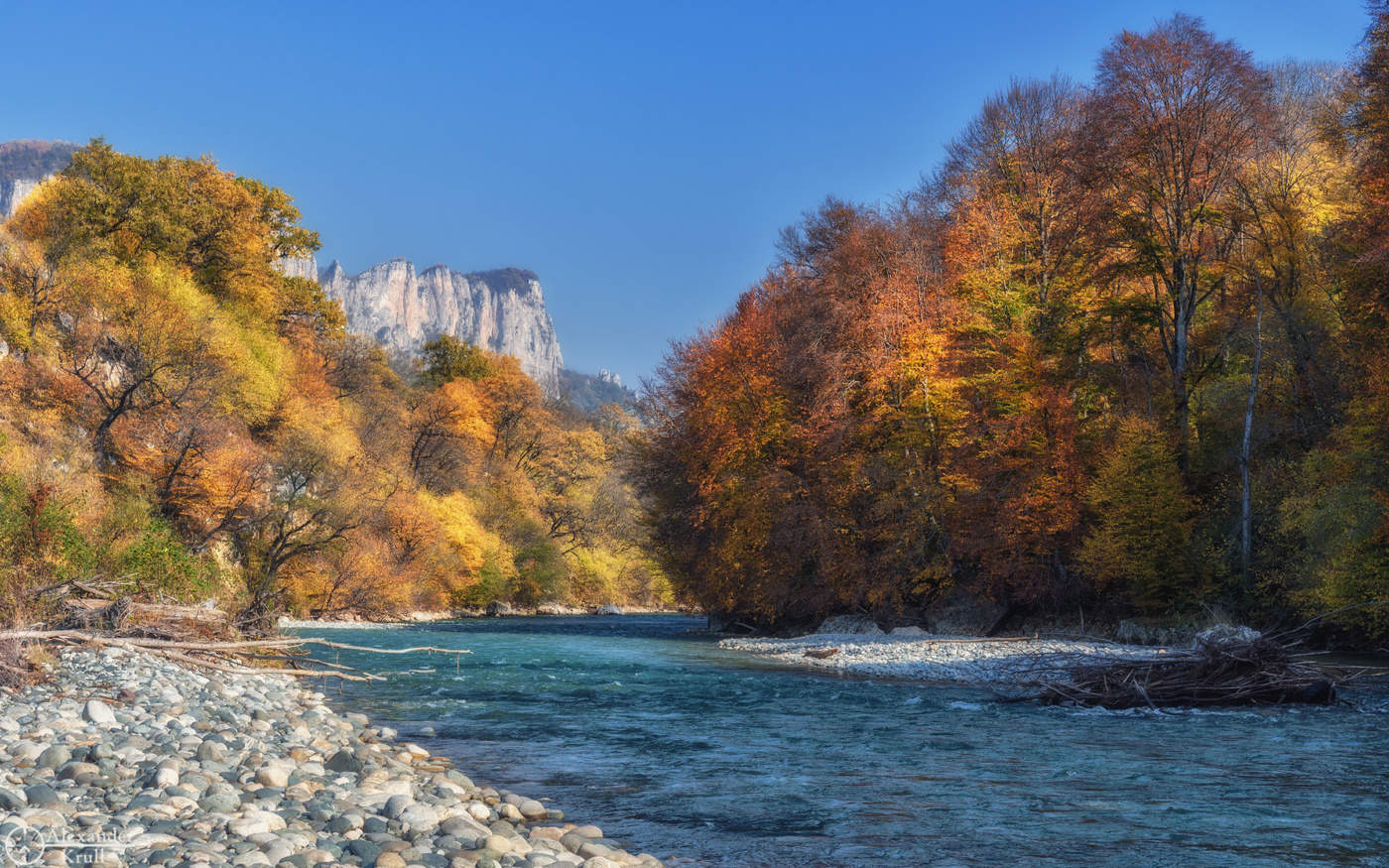 Средь рыжих берегов...