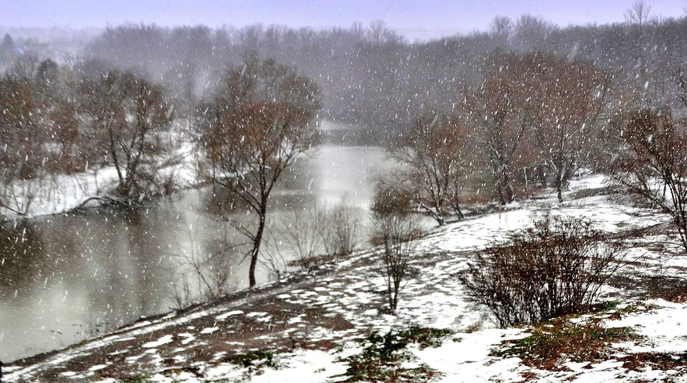 Середина марта, а снег идёт