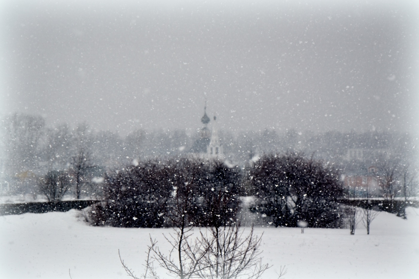 Март-проказник своенравен...
