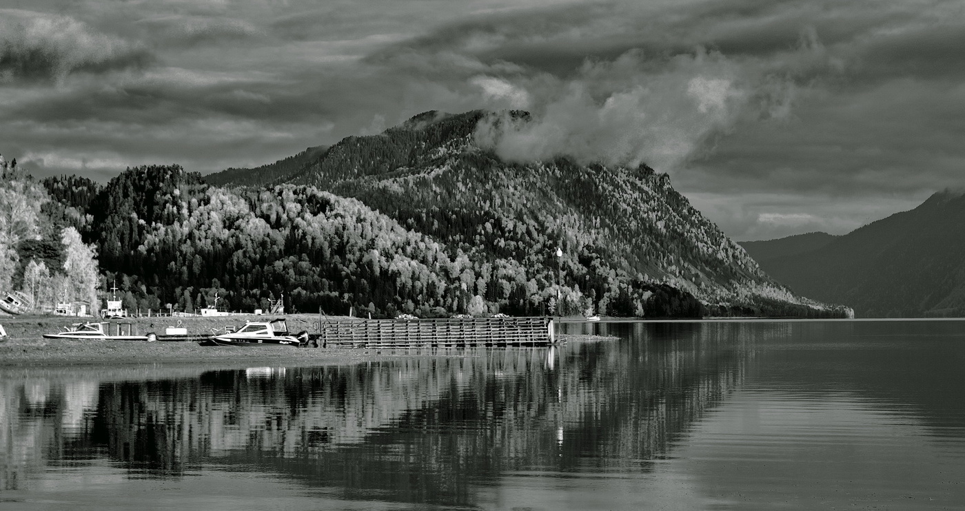 Зацепилась тучка за гору.