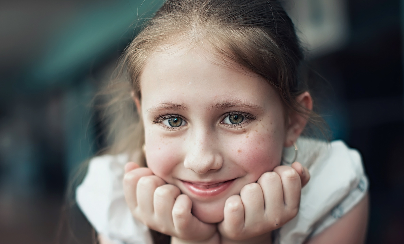 Любопытная с веснушками..)