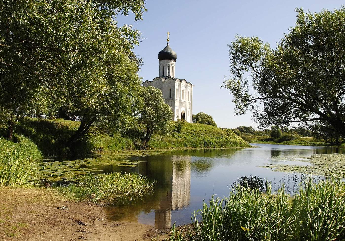 Древней церкви нежный силуэт...